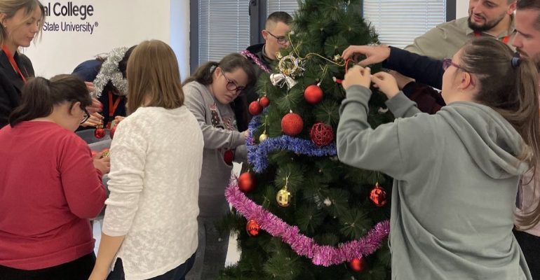 Fëmijët me Sindromën Down dekorojnë Uni-Universum për festat e fundvitit